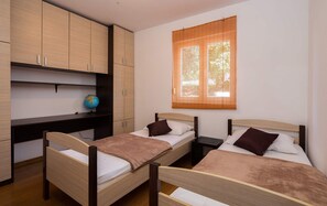 2 habitaciones, tabla de planchar con plancha, wifi y ropa de cama 