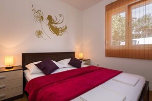 2 bedrooms, iron/ironing board, WiFi, bed sheets - Two Bedroom Apartment with Shared Pool (Okrug Gornji)