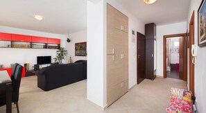 TV - Two Bedroom Apartment with Shared Pool (Okrug Gornji)