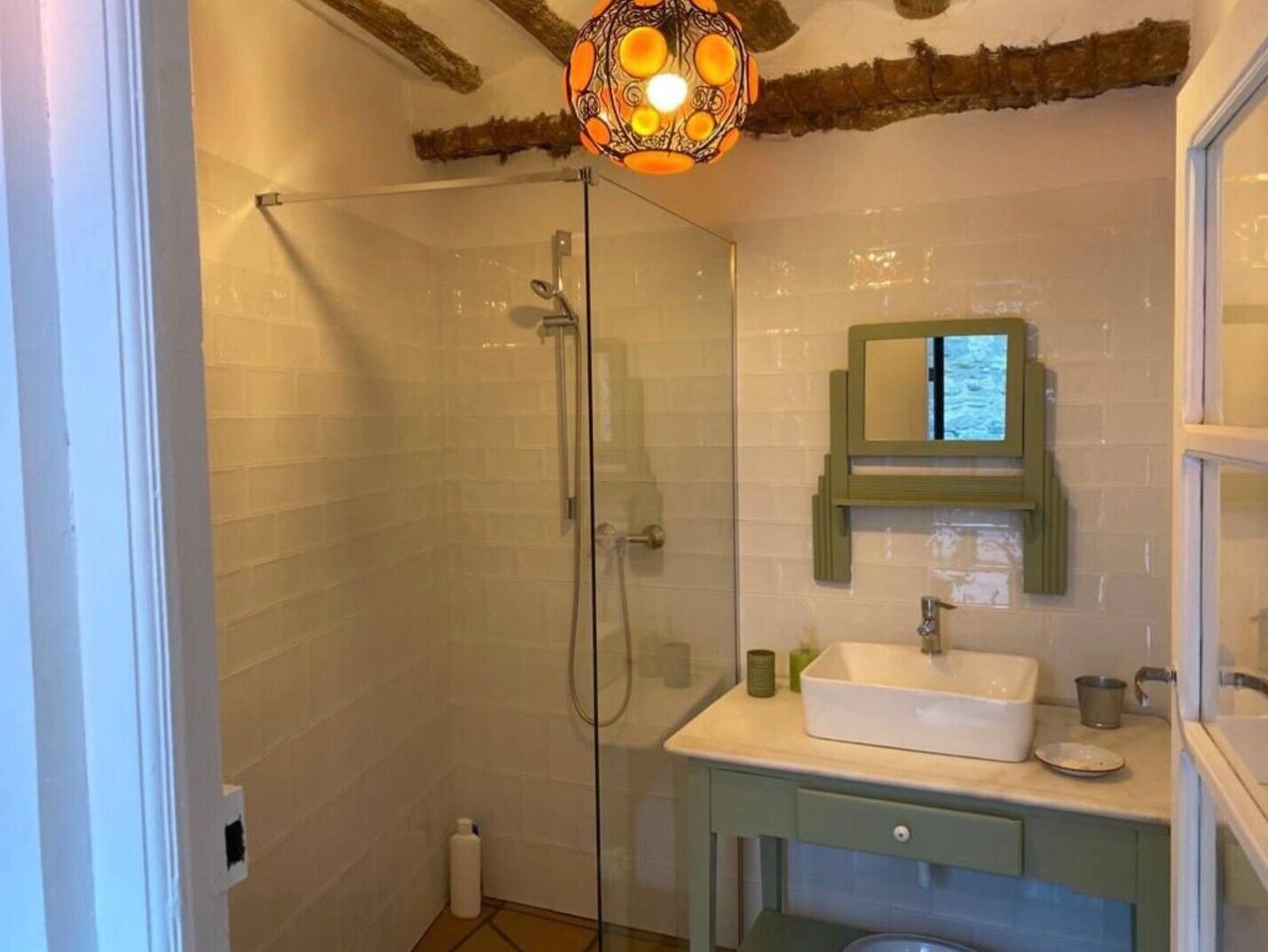 Douche, sèche-cheveux, serviettes fournies
