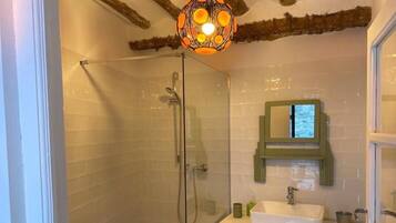 Douche, sèche-cheveux, serviettes fournies