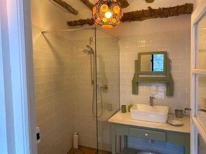 Een douche, een haardroger, handdoeken