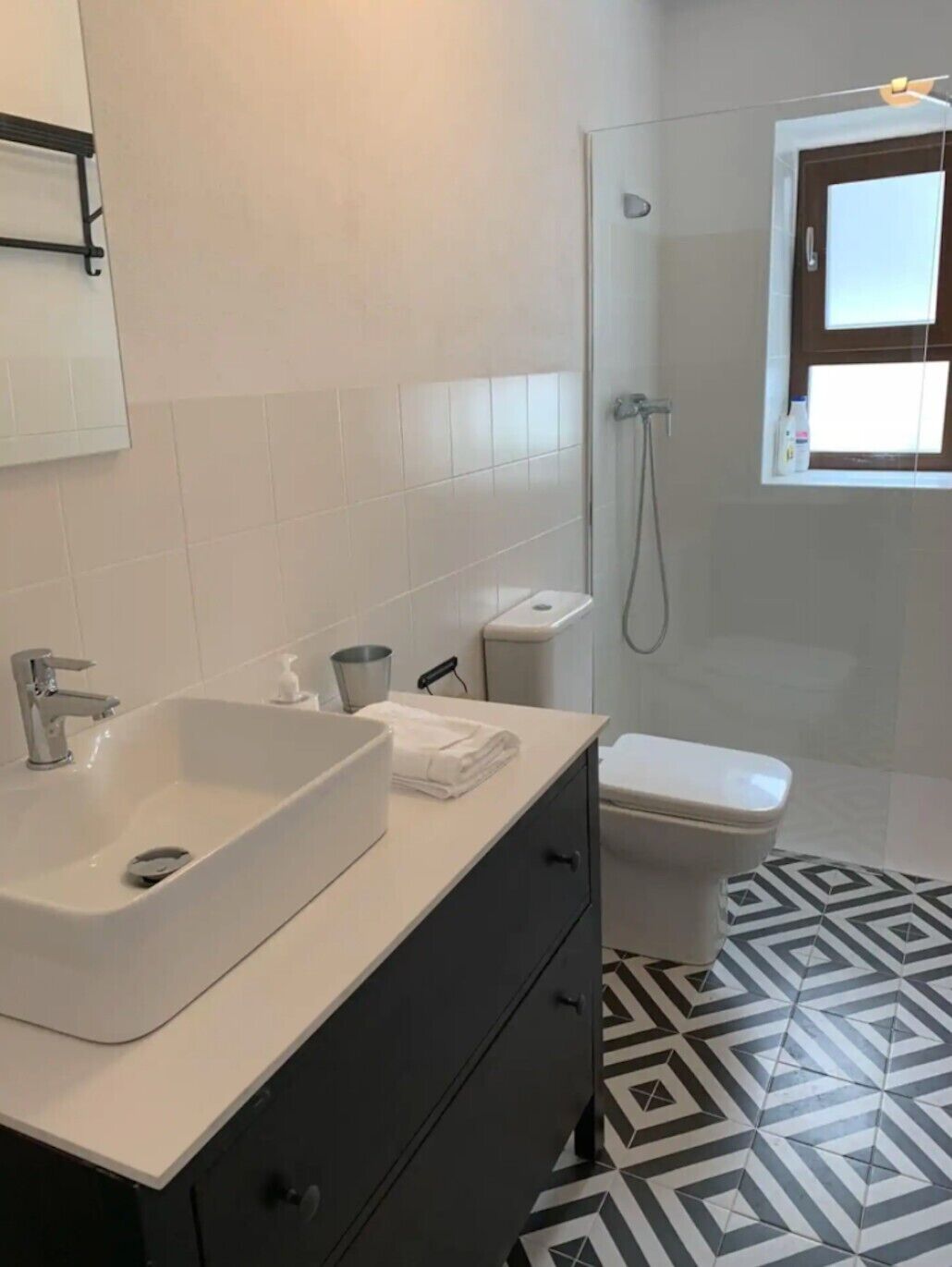 シャワー、ヘアドライヤー、タオル