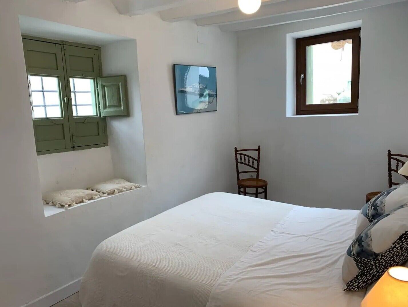 4 dormitorios, tabla de planchar con plancha, ropa de cama
