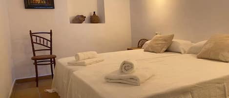 4 habitaciones, tabla de planchar con plancha y ropa de cama