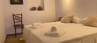 Ferienhaus "Astarte House 6pax down" mit Garten; Parkplätze auf der Straße vorhanden