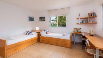 4 slaapkamers, een strijkplank/strijkijzer, gratis wifi, beddengoed