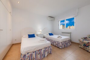 4 bedrooms, iron/ironing board, free WiFi, bed sheets