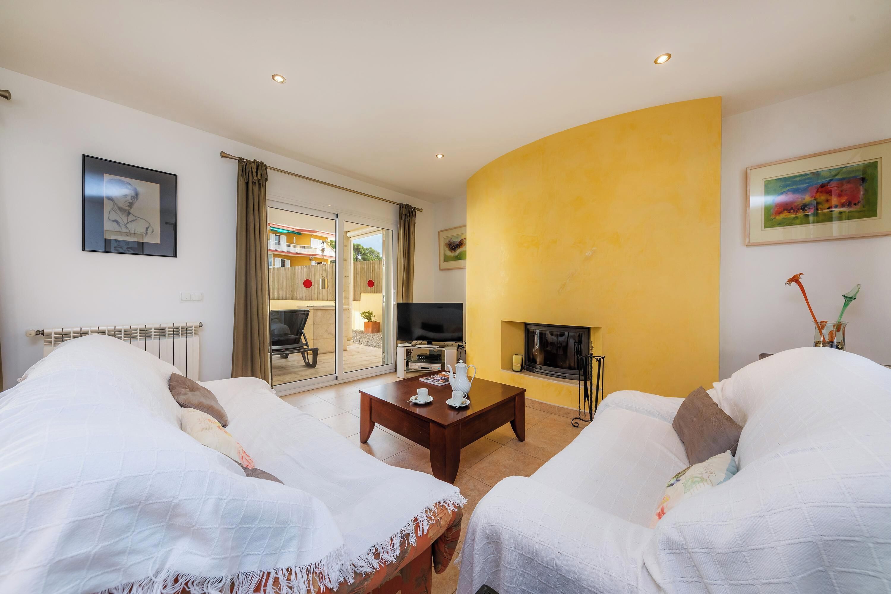 4 makuuhuonetta, silitysrauta/-lauta, ilmainen Wi-Fi, vuodevaatteet