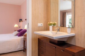 4 室のベッドルーム、アイロン / アイロン台、WiFi (無料)、ベッドシーツ