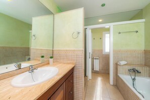 Kylpyamme, hiustenkuivaaja, pyyhkeet