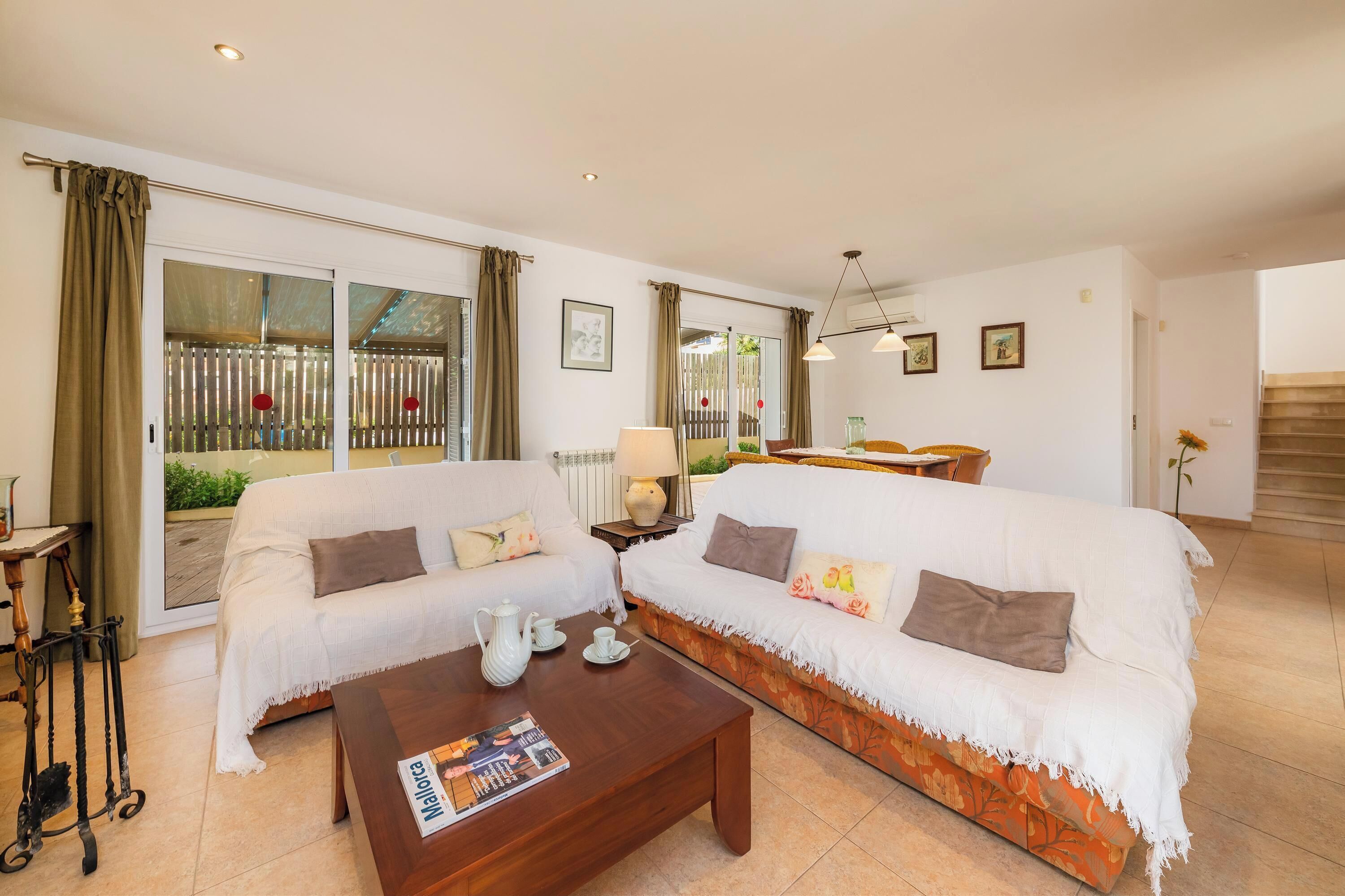 TV, caminetto, lettore DVD, tavolo da ping pong