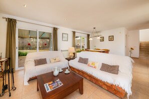 TV, fireplace, DVD player, table tennis