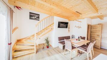Apartment, 2 Schlafzimmer, Terrasse | Essbereich im Zimmer