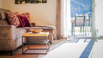 Condo, 2 habitaciones, Terraza | Área de sala de estar | Televisión de 20 pulgadas con canales vía satélite