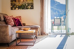 Appart'hôtel, 2 chambres, terrasse | Coin séjour | Télévision de 20 pouces avec chaînes par satellite