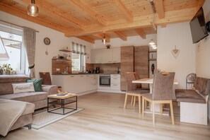 Apartamento, patio | Servicio de la habitación