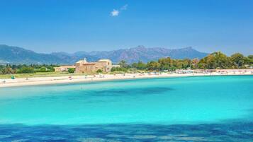 Una spiaggia nelle vicinanze