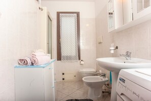 Shower, hair dryer, towels - Holiday Apartment ‘Casa Vacanze Pula' with Balcony & Terrace (Pula)