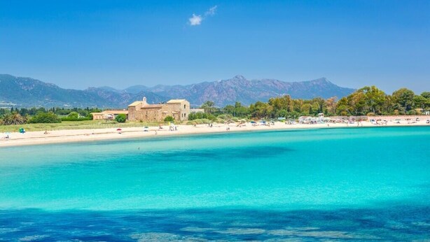 A coastal area with a beach, clear turquoise waters, and mountains in the background. - Holiday Apartment ‘Casa Vacanze Pula' with Balcony & Terrace (Pula)