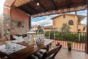 Outdoor dining - Holiday Apartment ‘Casa Vacanze Pula' with Balcony & Terrace (Pula)