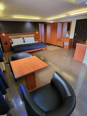 Appartement | Individueel gedecoreerd, individueel gemeubileerd, een bureau