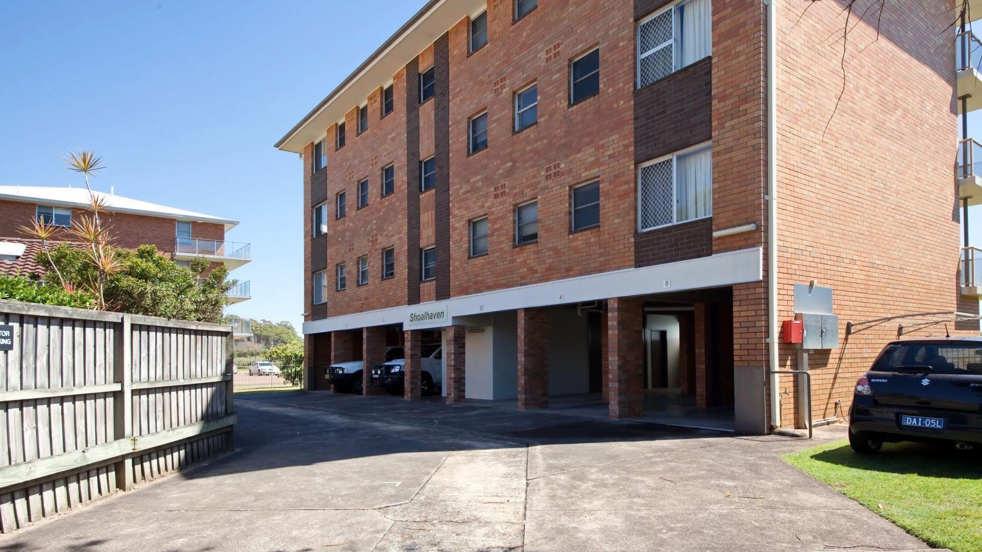 Un edificio de ladrillo de varios pisos con un letrero que dice "Shoalhaven".