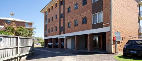 Un edificio de ladrillo de varios pisos con un letrero que dice "Shoalhaven".