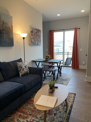 Comfort-Stadtwohnung | Wohnbereich | 32-Zoll-Flachbildfernseher mit Kabelempfang, Fernseher