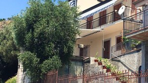 A multi-story building with balconies, a stone staircase, and potted plants. - Residenze Cutrì Holiday Home Cilento Bilo 2 (Pisciotta)