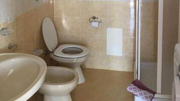 Doccia, asciugacapelli, bidet, carta igienica