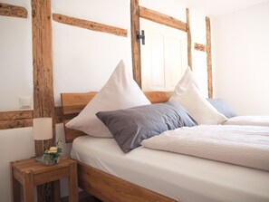 Economy Apartment | Free WiFi, bed sheets - Ferienwohnungen Grüner Baum (Seinsheim)