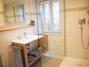 Economy-Apartment | Badezimmer | Dusche, Haartrockner