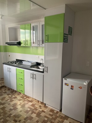 Lavavajillas, licuadora y utensilios de cocina 
