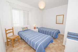 1 dormitori, planxa i posts de planxar, wifi i roba de llit 