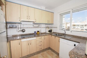 Refrigerador, microondas, horno y lavavajillas 