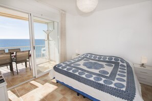 1 slaapkamer, een strijkplank/strijkijzer, wifi (toeslag), beddengoed