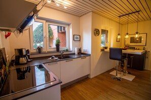 Køleskab, mikrobølgeovn, ovn, kogeplade