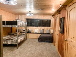 4 quartos, ferros/tábuas de passar roupa, berço de viagem