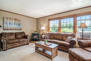 Smart TV, fireplace, DVD player, books - North Straits Chalet-Fast Drive to Mackinaw Ferry (Cheboygan)