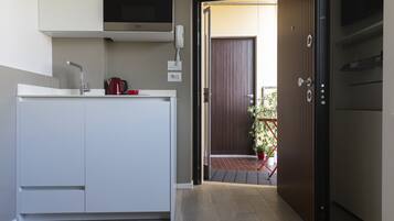 Deluxe Studio | Private kitchenette | Mini-fridge, microwave, oven, stovetop