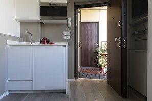 Studio Deluxe | Eget pentry | Minikylskåp, mikrovågsugn, ugn och spishäll