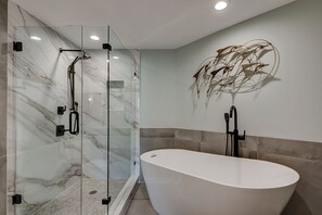 Bathtub, jetted bath, hair dryer, towels - 5105 Hampton Place - Amazing Views (Hilton Head Island)