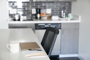 Hypo-allergenic bedding, in-room safe, desk, laptop workspace - Hyatt House North Scottsdale (Scottsdale)