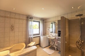 Apartment | Badezimmer | Dusche, Haartrockner