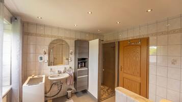 Căn hộ | Phòng tắm | Buồng tắm vòi sen, máy sấy tóc