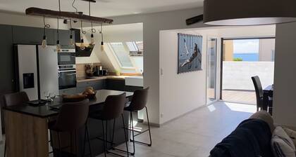 Sea view, 40m from the beach and 300m from shops