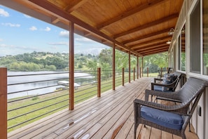 Terrace/patio - Modern Cabin on Private Lake: Gateway to the Sequoias (Springville)
