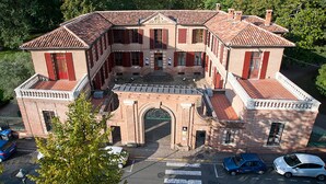A large, symmetrical building with a central courtyard, featuring a prominent archway and multiple levels. - Appart Hôtel Albi (Albi)