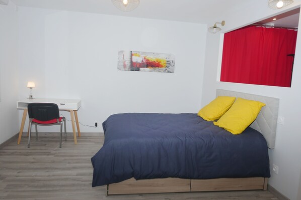 A bedroom with a bed, a desk, and a chair. - Appart Hôtel Albi (Albi)